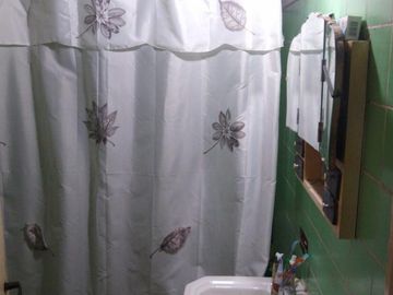 Casa de 2 dorm y fondo libre. Lote 8.66 x 23.66mts.-Banfield E.
