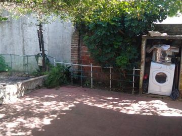Casa de 2 dorm y fondo libre. Lote 8.66 x 23.66mts.-Banfield E.