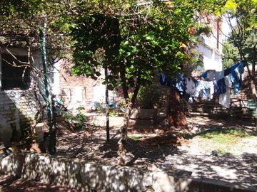 Casa de 2 dorm y fondo libre. Lote 8.66 x 23.66mts.-Banfield E.