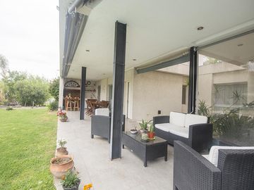 Casa con pileta en barrio El Cantón