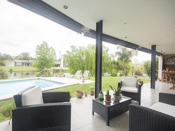 Casa con pileta en barrio El Cantón