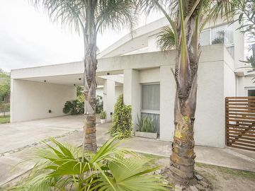 Casa con pileta en barrio El Cantón