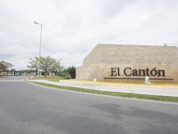 Casa con pileta en barrio El Cantón