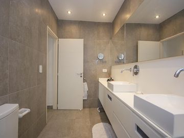 Casa con pileta en barrio El Cantón
