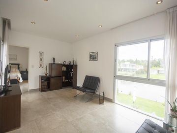Casa con pileta en barrio El Cantón