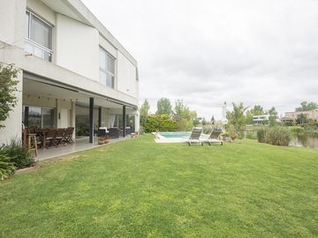 Casa con pileta en barrio El Cantón