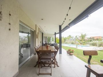 Casa con pileta en barrio El Cantón