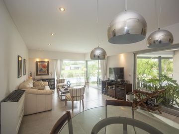 Casa con pileta en barrio El Cantón