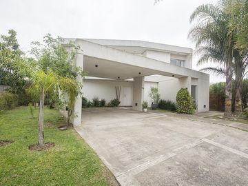 Casa con pileta en barrio El Cantón