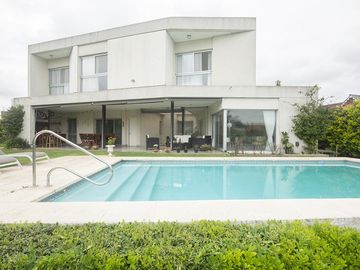 Casa con pileta en barrio El Cantón