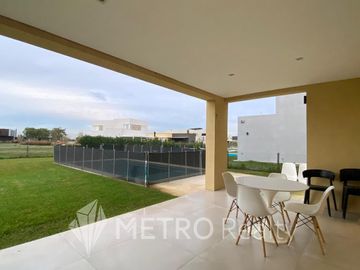 Casa en  Araucarias | Puertos del Lago | a la venta con pileta
