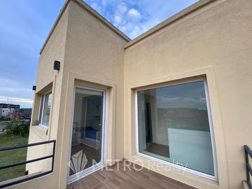 Casa en  Araucarias | Puertos del Lago | a la venta con pileta