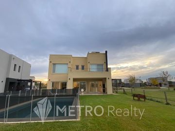 Casa en  Araucarias | Puertos del Lago | a la venta con pileta