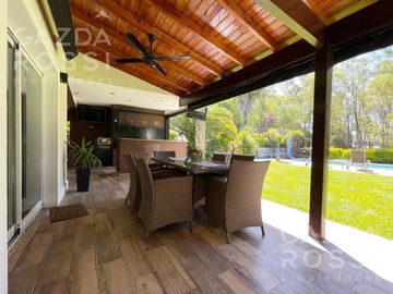 Casa con piscina en Echeverria Del Lago fondo a pulmón verde