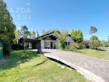 Casa con piscina en Echeverria Del Lago fondo a pulmón verde