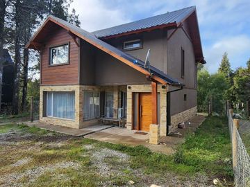 Casa  en venta Bariloche- 5 Ambientes , Barrio Cerrado,  km 6 entre Av, Pioneros y Av, Bustillo