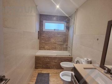 Casa  en venta Bariloche- 5 Ambientes , Barrio Cerrado,  km 6 entre Av, Pioneros y Av, Bustillo