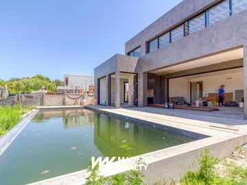Venta de casa 6 ambientes en El Yacht