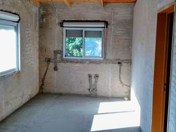 Casa en venta - 4 dormitorios 2 baños - patio - 130 mts2 - Luis Guillon