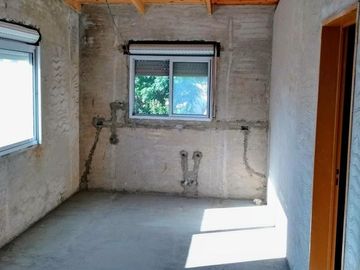 Casa en venta - 4 dormitorios 2 baños - patio - 130 mts2 - Luis Guillon