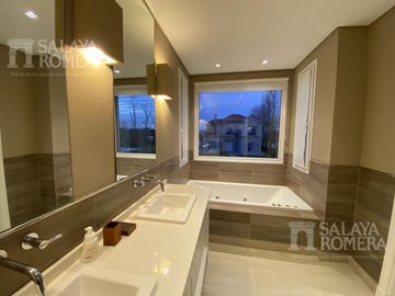 Excelente Casa  de 5 Ambientes  Isla Santa Monica