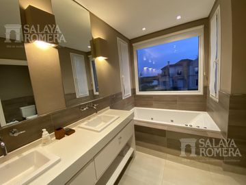 Excelente Casa  de 5 Ambientes  Isla Santa Monica