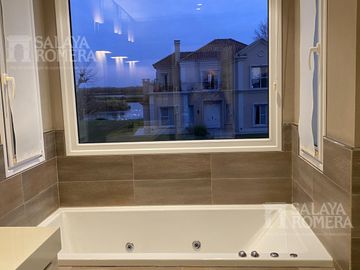 Excelente Casa  de 5 Ambientes  Isla Santa Monica