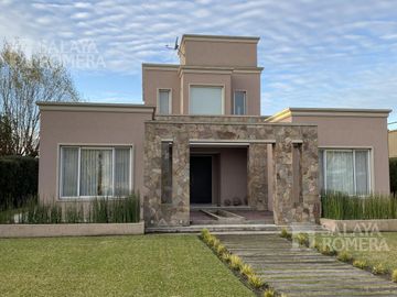 Excelente Casa  de 5 Ambientes  Isla Santa Monica