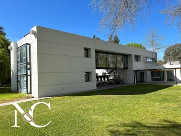 Casa en venta en Abril Club De Campo