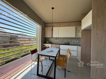 Depto. en Dúplex, 2/3 Amb. a Estrenar con Parrilla, Cochera y Balcón