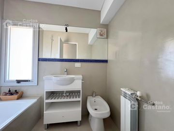 Depto. en Dúplex, 2/3 Amb. a Estrenar con Parrilla, Cochera y Balcón