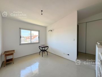 Depto. en Dúplex, 2/3 Amb. a Estrenar con Parrilla, Cochera y Balcón