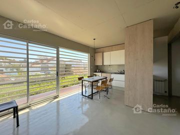 Depto. en Dúplex, 2/3 Amb. a Estrenar con Parrilla, Cochera y Balcón