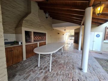 Casa en venta en Escobar con jardín y pileta