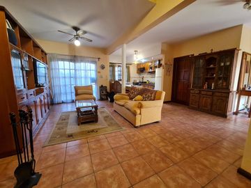 Casa en venta en Escobar con jardín y pileta
