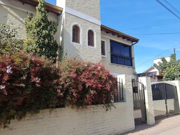 Casa en venta en Escobar con jardín y pileta