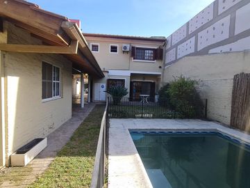 Casa en venta en Escobar con jardín y pileta