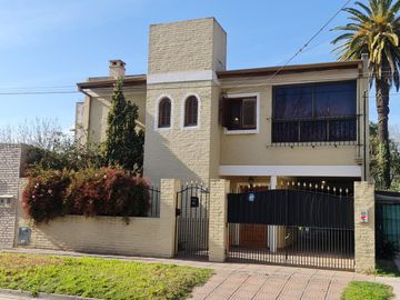 Casa en venta en Escobar con jardín y pileta