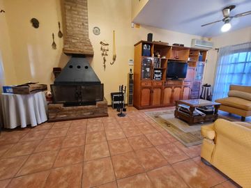 Casa en venta en Escobar con jardín y pileta