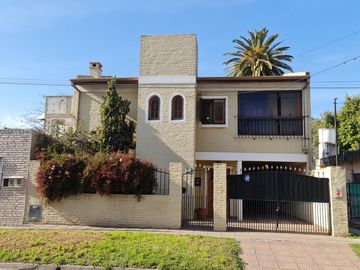 Casa en venta en Escobar con jardín y pileta