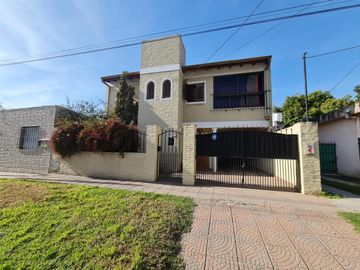 Casa en venta en Escobar con jardín y pileta