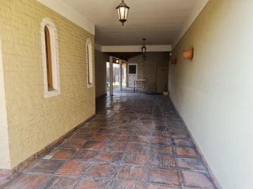 Casa en venta en Escobar con jardín y pileta