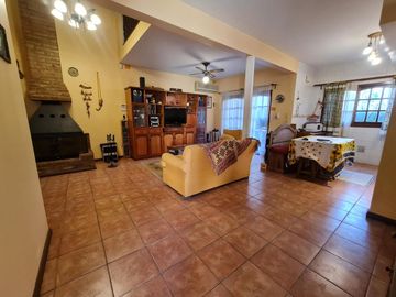 Casa en venta en Escobar con jardín y pileta