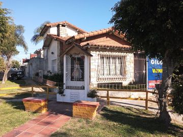 Venta Chalet 4 Amb. en Ramos Mejía - Buen Estado y Ubicación  Con Cochera