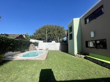 CASA EN VENTA EN  LA SALLE  -  4 DORMITORIOS-  PILETA -GARAGE DOBLE