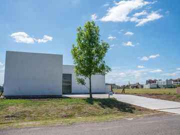 Casa en VENTA de tres dormitorios en barrio Jockey Club. Fisherton