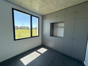 Casa en VENTA de tres dormitorios en barrio Jockey Club. Fisherton