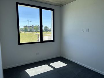 Casa en VENTA de tres dormitorios en barrio Jockey Club. Fisherton