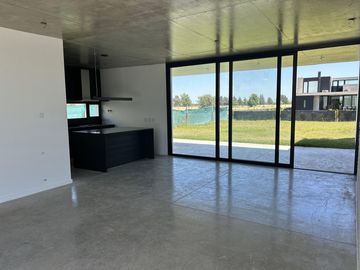 Casa en VENTA de tres dormitorios en barrio Jockey Club. Fisherton