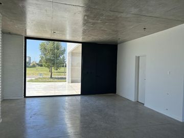 Casa en VENTA de tres dormitorios en barrio Jockey Club. Fisherton